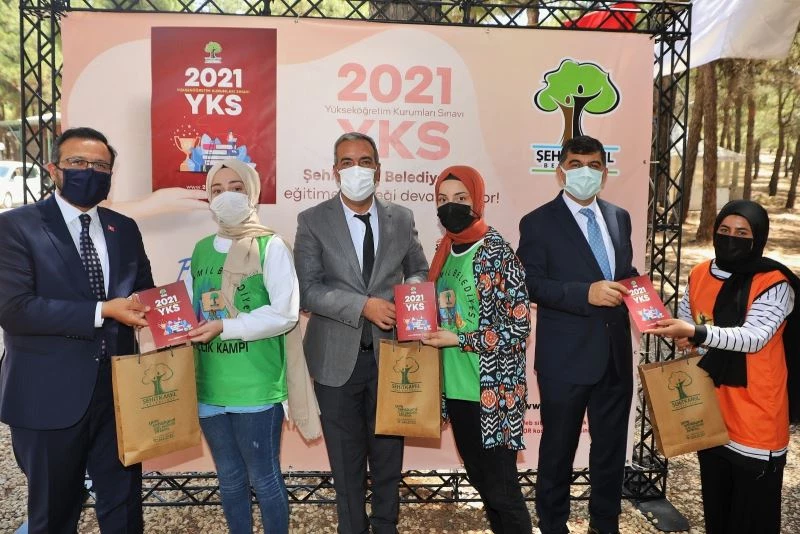 Rıdvan Fadıloğlu, öğrencilere YKS kitapçığı dağıttı
