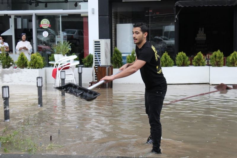 Ankara’da etkisini gösteren sağanak, iş yerlerinin kullanılamaz hale gelmesine neden oldu
