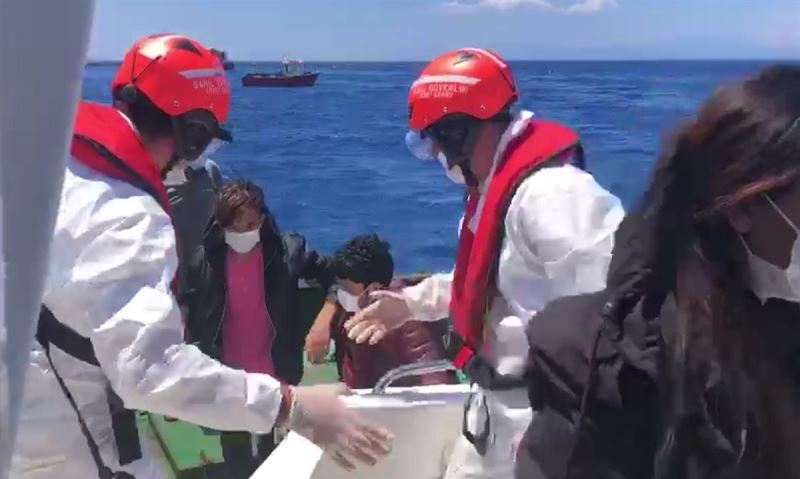 Yunanlıların ölüme terk ettiği 100 düzensiz göçmen kurtarıldı
