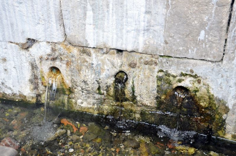 Tarihi çukur çeşmenin bakır kurnaları çalındı
