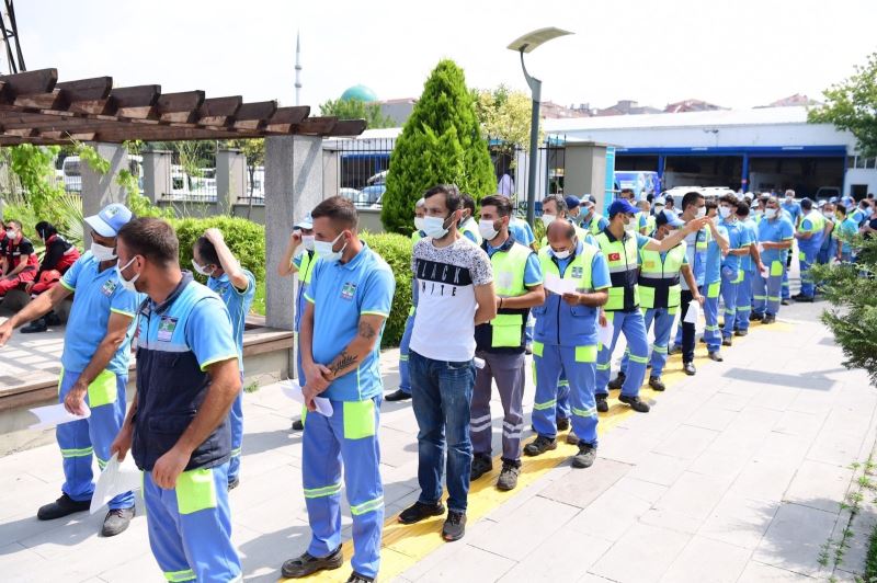 Bahçelievler’de seyyar aşı uygulaması ile sahada çalışan belediye personeli aşı oldu
