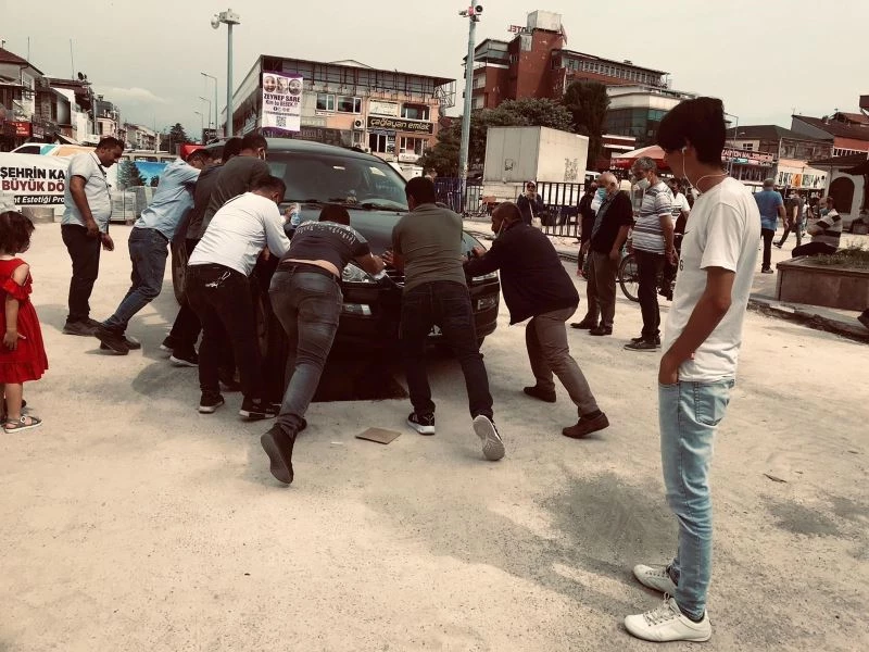 Otomobilin tekerleği çukura düştü vatandaşlar seferber oldu
