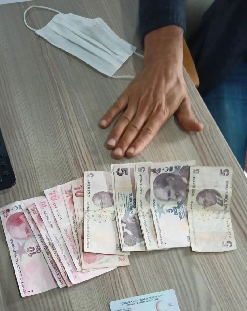 Kedi-köpek maması alma bahanesiyle duyguları istismar ettiler
