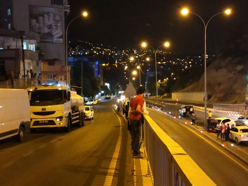 Otomobil kaza yaptı, vatandaşlar film izler gibi seyretti
