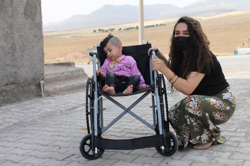 Silopi’de 5 ihtiyaç sahibi engellinin tekerlekli sandalye ihtiyacı giderildi
