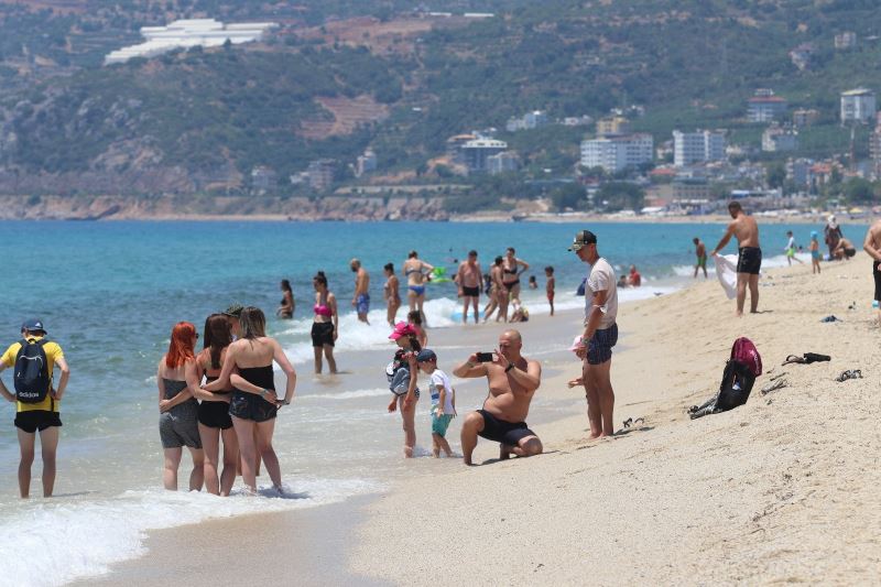 Antalya’da plajlar tıklım tıklım doldu
