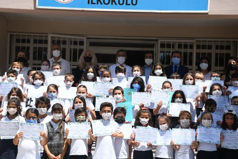 Kuşadası’nda öğrenciler yazdıkları hikayeyi kitaba döktü
