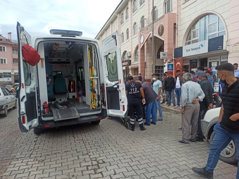 Yaşlı adam bir anda yere yığıldı, çevredeki vatandaşlar seferber oldu
