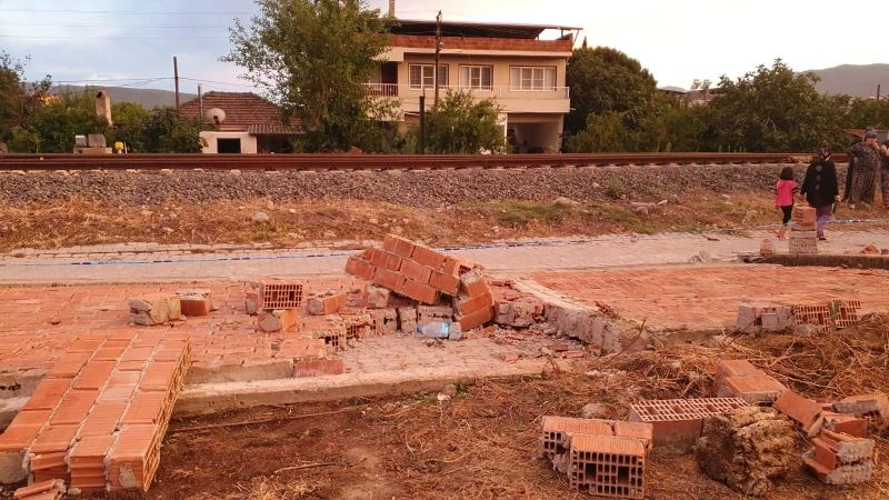 Fırtınanın yıktığı duvarın altında kalan kadın hayatını kaybetti
