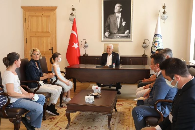 Konservatuar öğrencilerinden Başkan Gürün’e ziyaret
