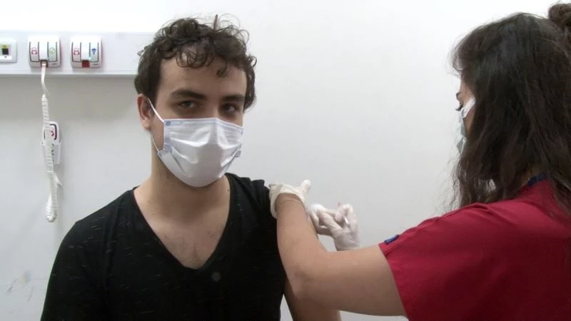 Gençler aşılanmaya başladı
