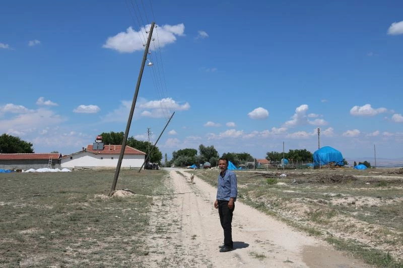 Eğilen elektrik direklerinin tamirini istiyorlar
