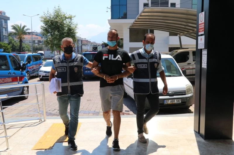 Otobüsten çaldığı cep telefonunu satarken yakalandı
