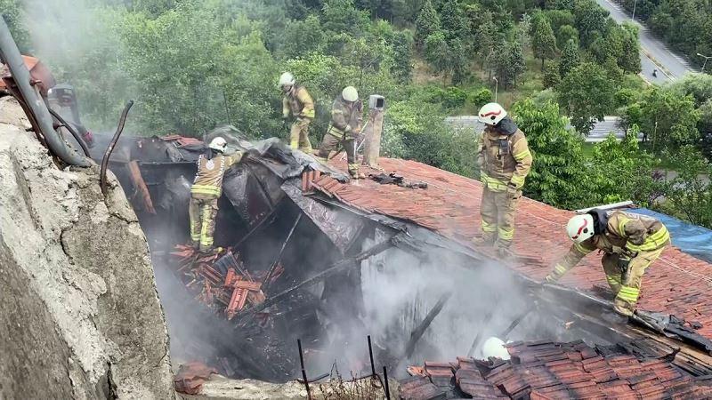 Babasına sinirlenip önce kendini jiletledi sonra evi yaktı
