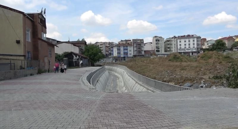 (ÖZEL) İBB’nin dere kenarına koyduğu koruma demirleri görenleri şoke etti
