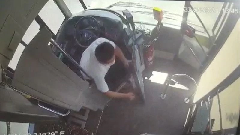 Yolcu otobüsünü sağa çekip yangına müdahale etti
