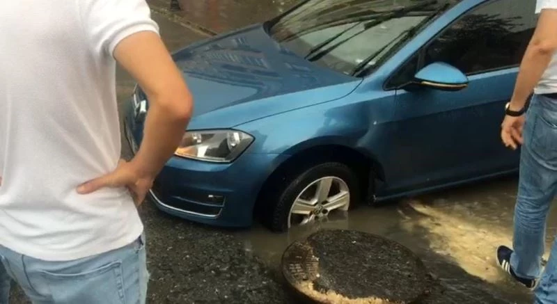 Açık unutulan rögara düşen otomobil vatandaşların yardımıyla kurtarıldı
