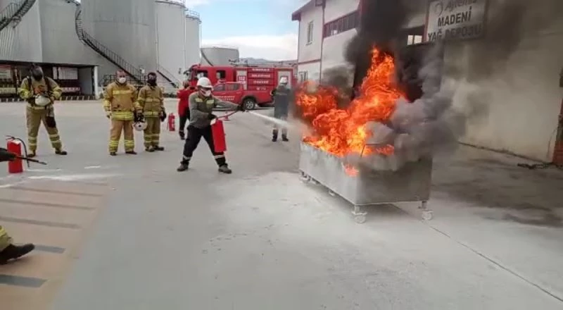 Gerçeğini aratmadı, itfaiyeden dolum tesisinde yangın tatbikatı
