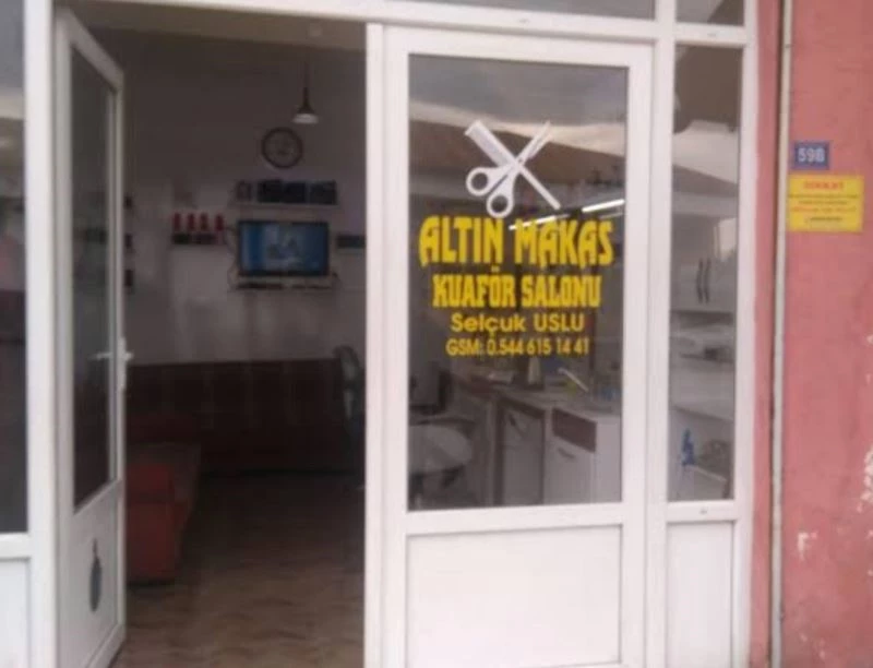 Maske takmamaya direnen müşteri berberi makasla yaraladı
