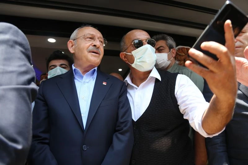 Esnafı ziyaret eden Kılıçdaroğlu, vatandaşlarla vapurda balık ekmek yedi
