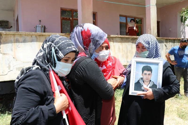 Vanlı anneler kızı örgütten kaçan Atiye Dayan’ın sevincine ortak oldu
