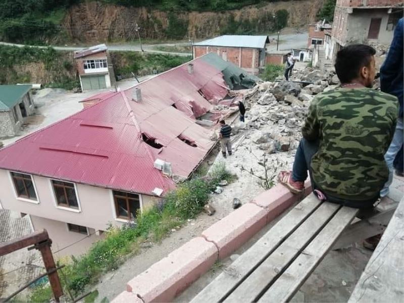 Giresun’da yol genişletme çalışması sırasında patlatılan dinamitler az kalsın faciaya neden olacaktı
