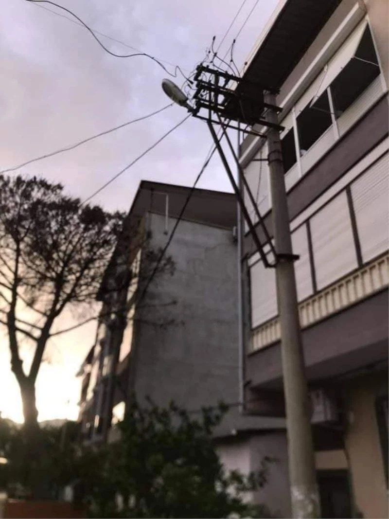 Zarar gören elektrik direklerine anında müdahale
