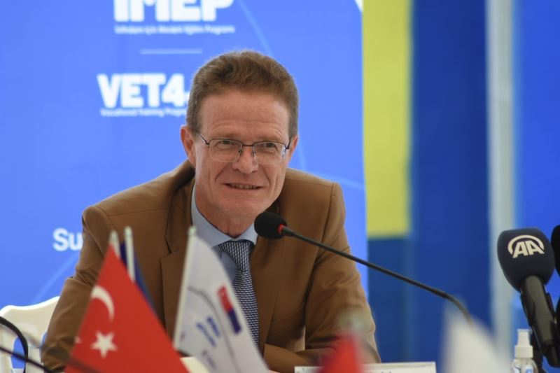 AB Büyükelçisi Nikolaus: “Türk ve Suriyeli gençlerin eğitimi önemli”
