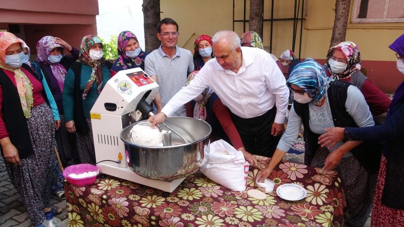 Yörük kadınları hamur yoğurma makinesiyle tanıştı
