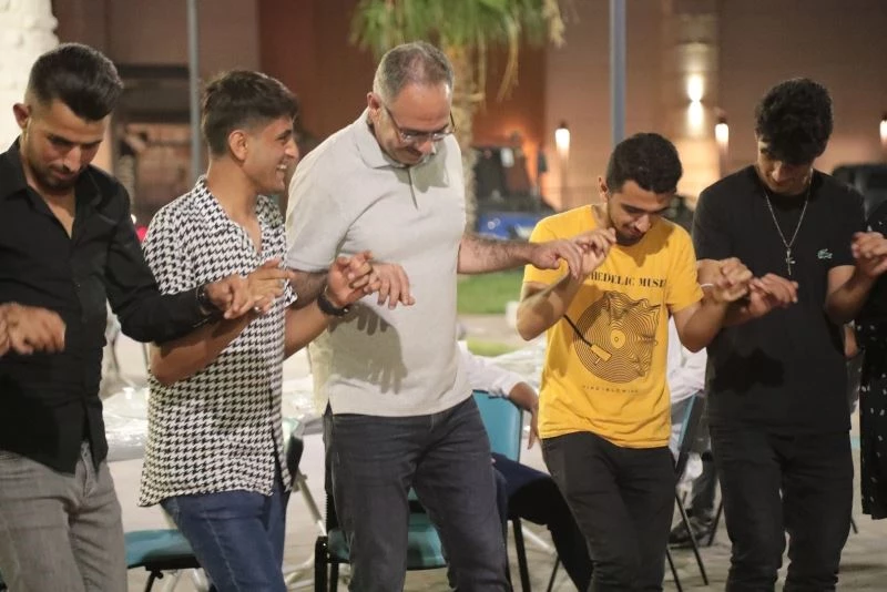 Öğrenciler belediye başkanıyla beraber açık havada halay çekti
