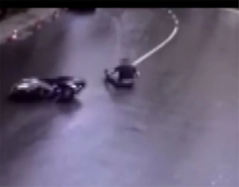 Motor devrildi, kayarak gelen sürücüyü elinden tutup kaldırdı
