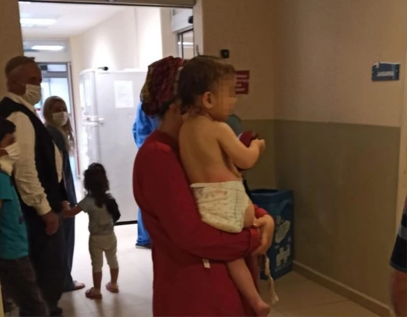 İkiz bebeklerin üzerine kaynar su döküldü
