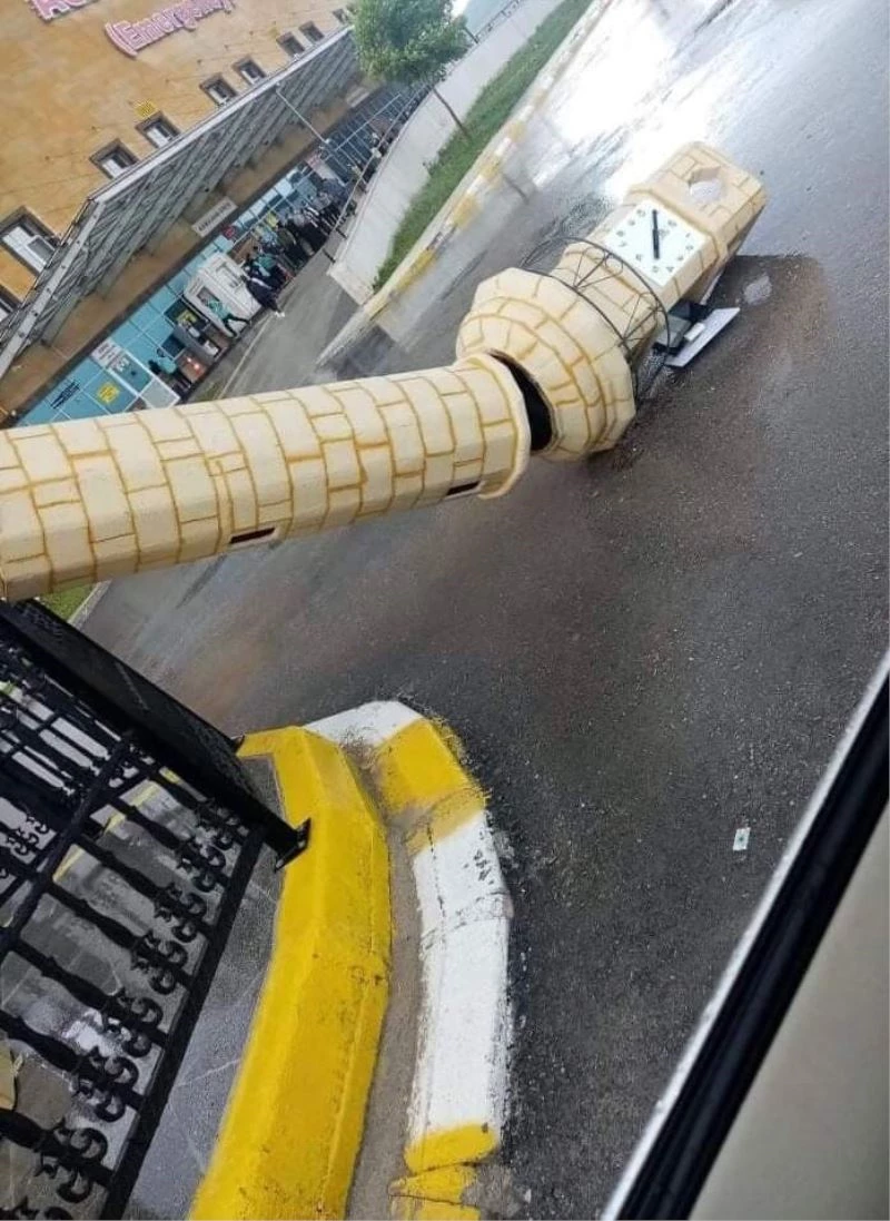 Şiddetli fırtına saat kulesi maketini böyle yıktı
