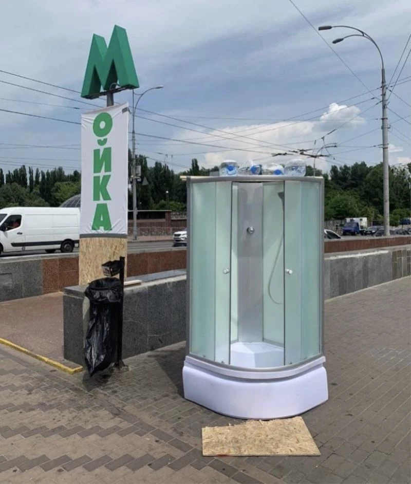 Ukrayna’da sıcaklara karşı sokaklara seyyar duşlar kuruldu
