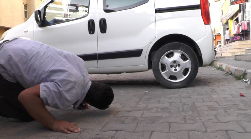 Yılanı deliğinden çıkarmak için yapmadıkları kalmadı
