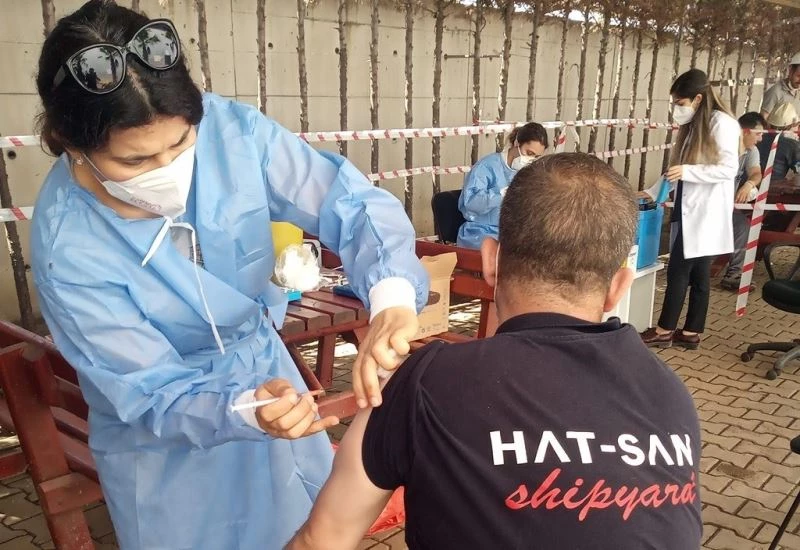 Altınova Tersanelerde işçiler aşılandı
