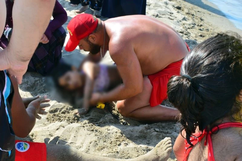 Boğulma tehlikesi geçiren küçük kızın imdadına cankurtaranlar yetişti
