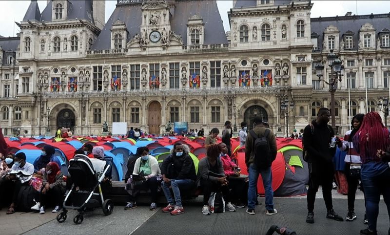 Yüzlerce düzensiz göçmen, Paris’in ortasına çadır kurdu
