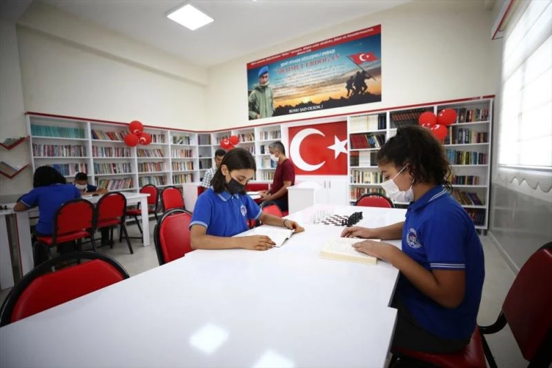 Şehit eşinin adını ortaokulda oluşturduğu kütüphanede yaşatıyor