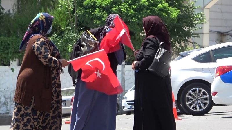 Evlat nöbetine katılan anne Türk Bayrağını görünce sarılarak öptü
