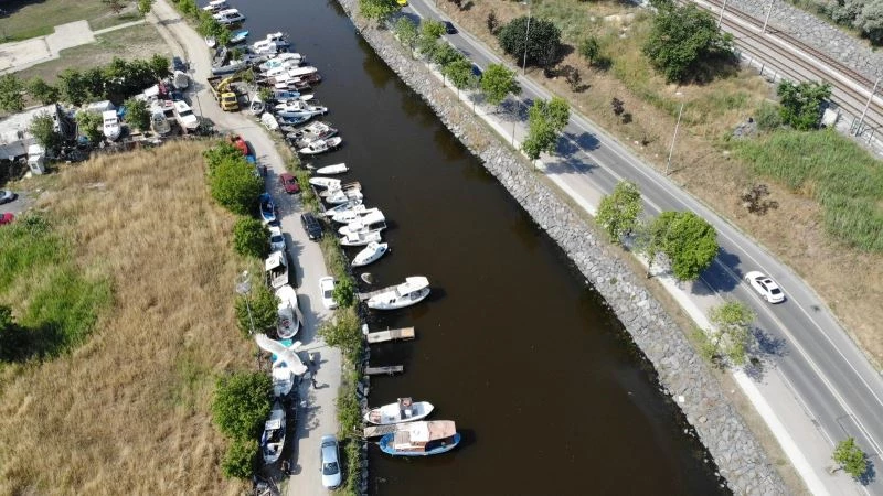 Küçükçekmece Menekşe Deresi kırmızıya büründü
