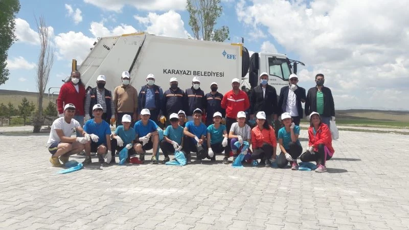 Önce çevre temizliği yaptılar sonra antrenmana çıktılar
