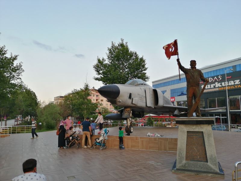 F-4 savaş uçağının olduğu park ilgi odağı oluyor
