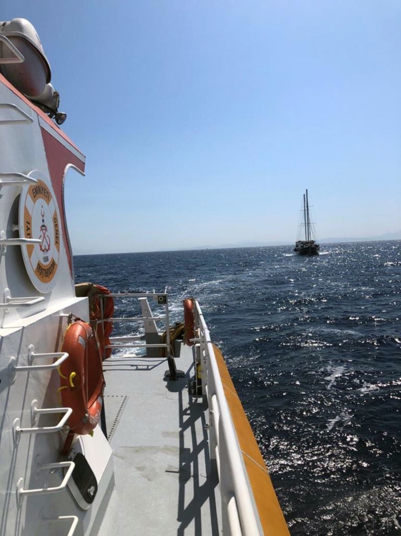 Datça açıklarında sürüklenen tekneyi Kıyı Emniyet kurtardı
