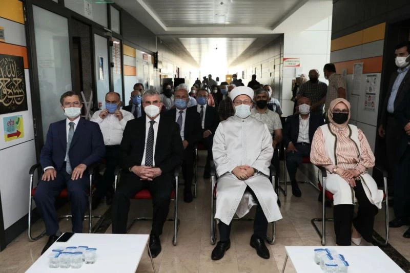 Ali Erbaş: “Hafızlar nasıl Kur’an-ı muhafaza ediyorsa, Kur’an da hafızları muhafaza ediyor”
