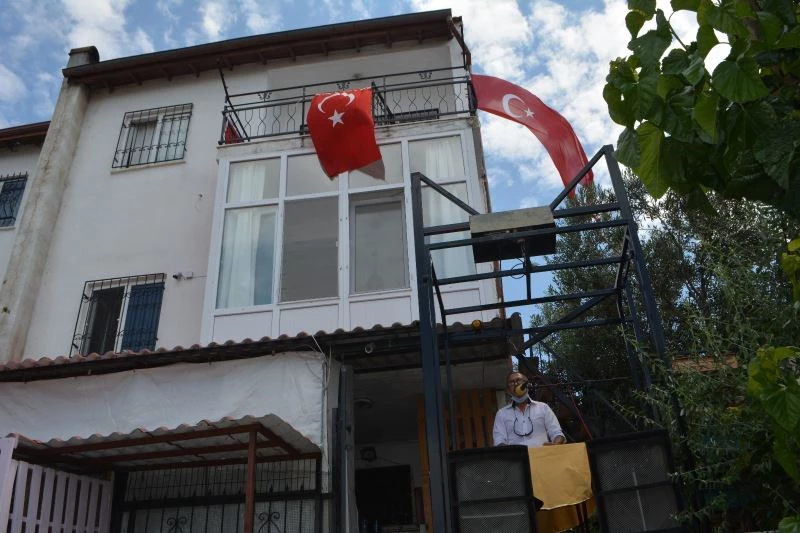 Sokak hayvanları için evinin bahçesinden site yönetimine ilginç bir yolla seslendi
