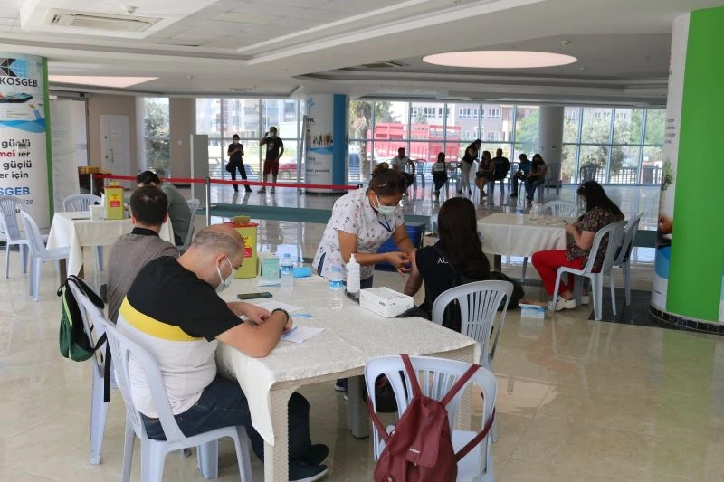 Torbalı’da binlerce fabrika çalışanı hastaneye gitmeden aşılandı
