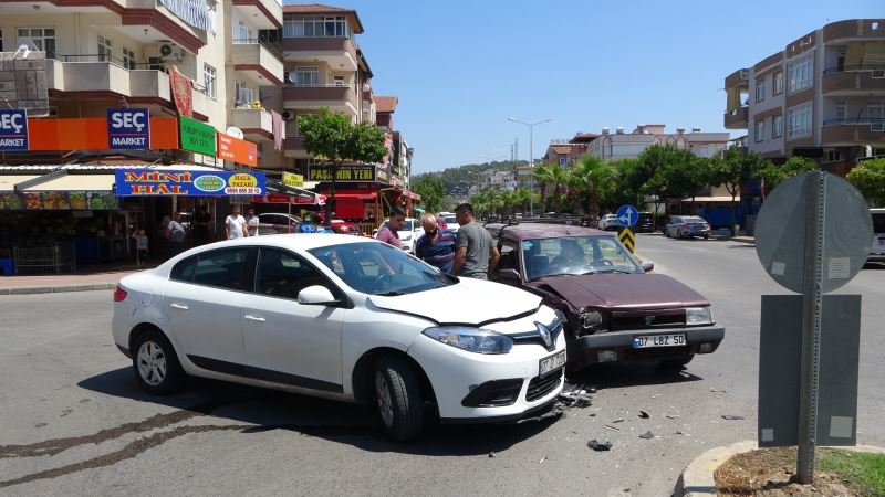 Sürücünün kararsızlığı kazaya sebep oldu: 1 yaralı
