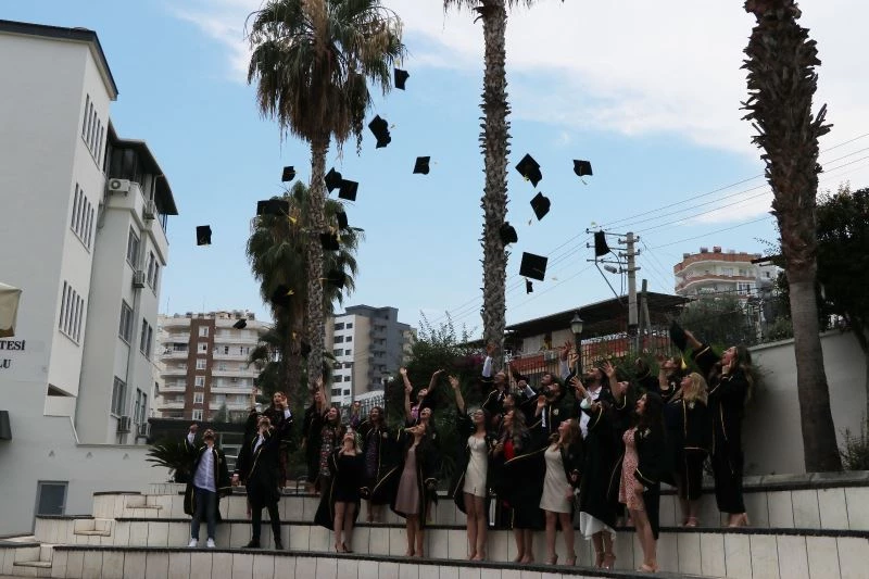 Toros Üniversitesi Hemşirelik Bölümünde mezuniyet sevinci
