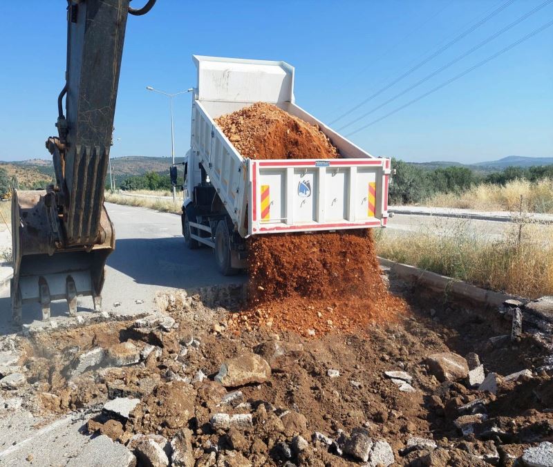 Yunusemre Belediyesi Akgedik yolunda asfalt onarım çalışması yapıyor
